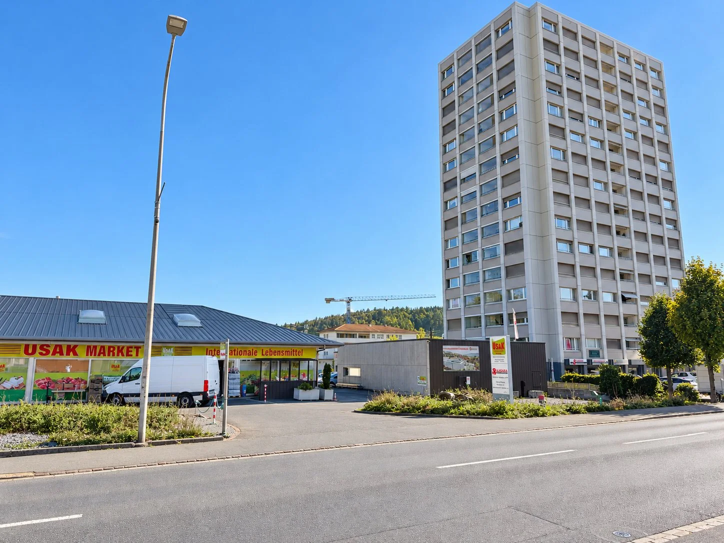 Das Hochhaus an der Aarauerstrasse 8 in Reinach AG, von der Strasse aus gesehen. Hier liegt die Einfahrt zur Tiefgarage; die Garage bietet Parkplätze zur Miete.
